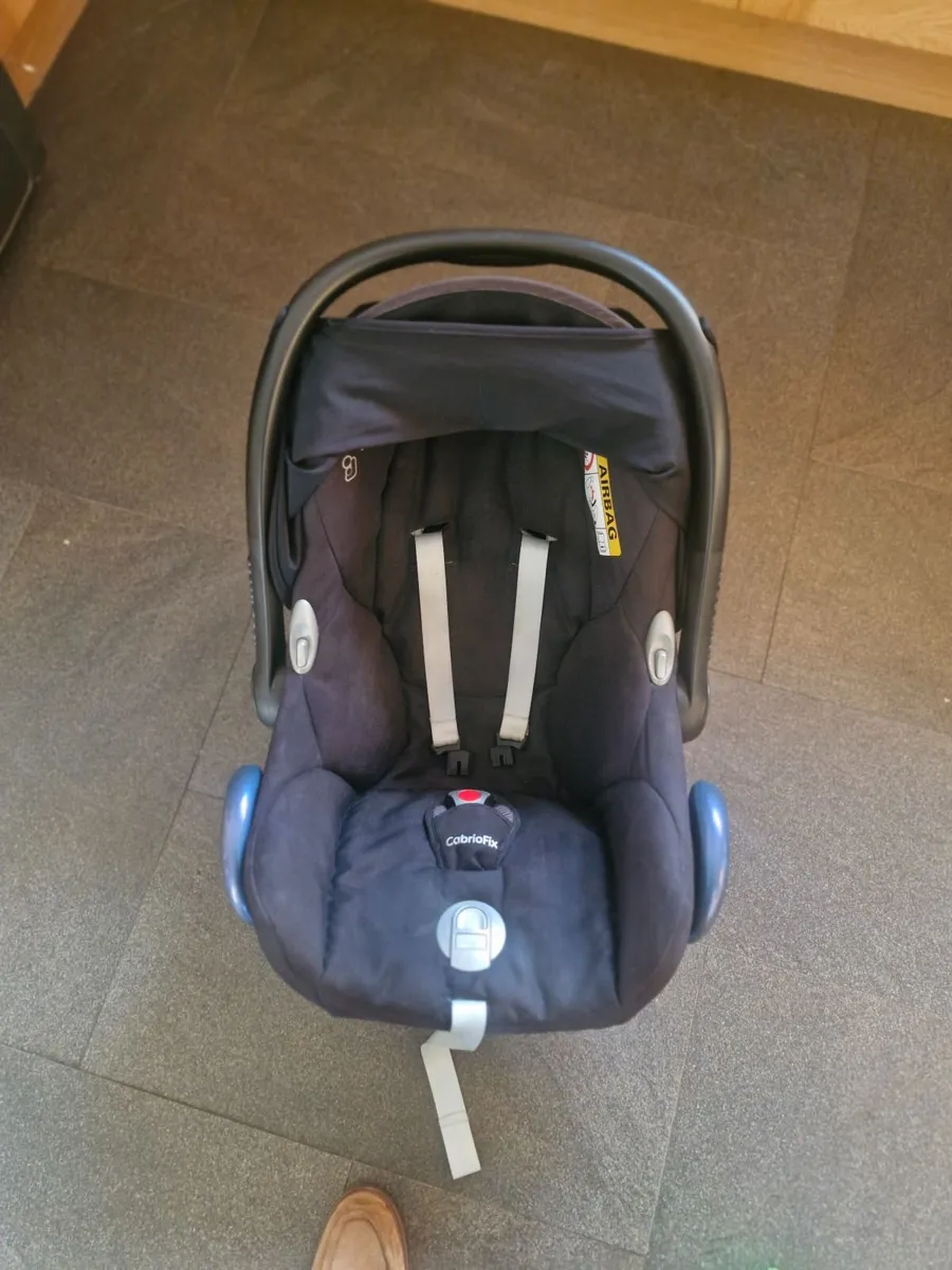 Maxi cosi cabriofix car seat an base - Image 1