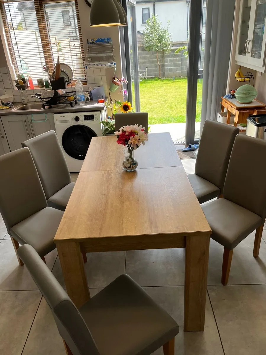 Dining table & 6 Leather chair€100 - Image 1