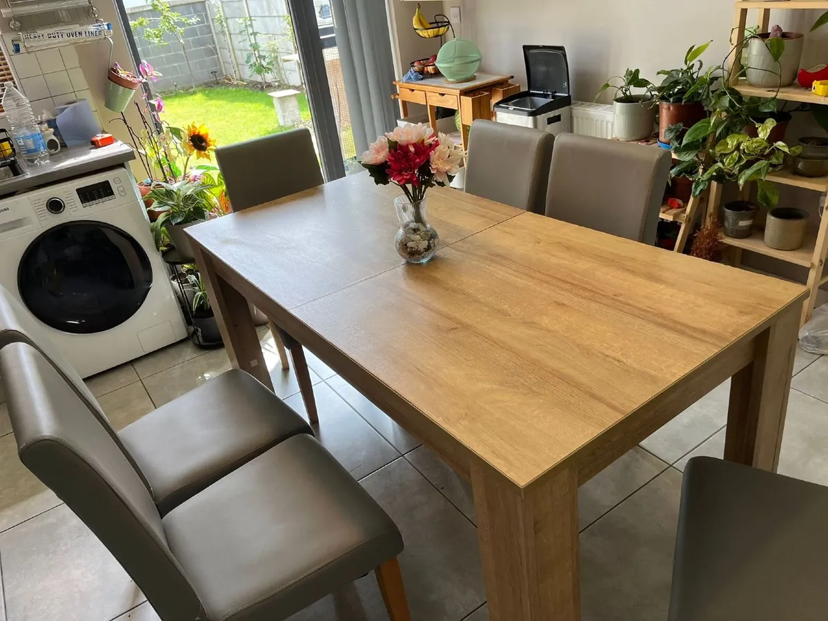 Dining table & 6 Leather chair€100 - Image 2