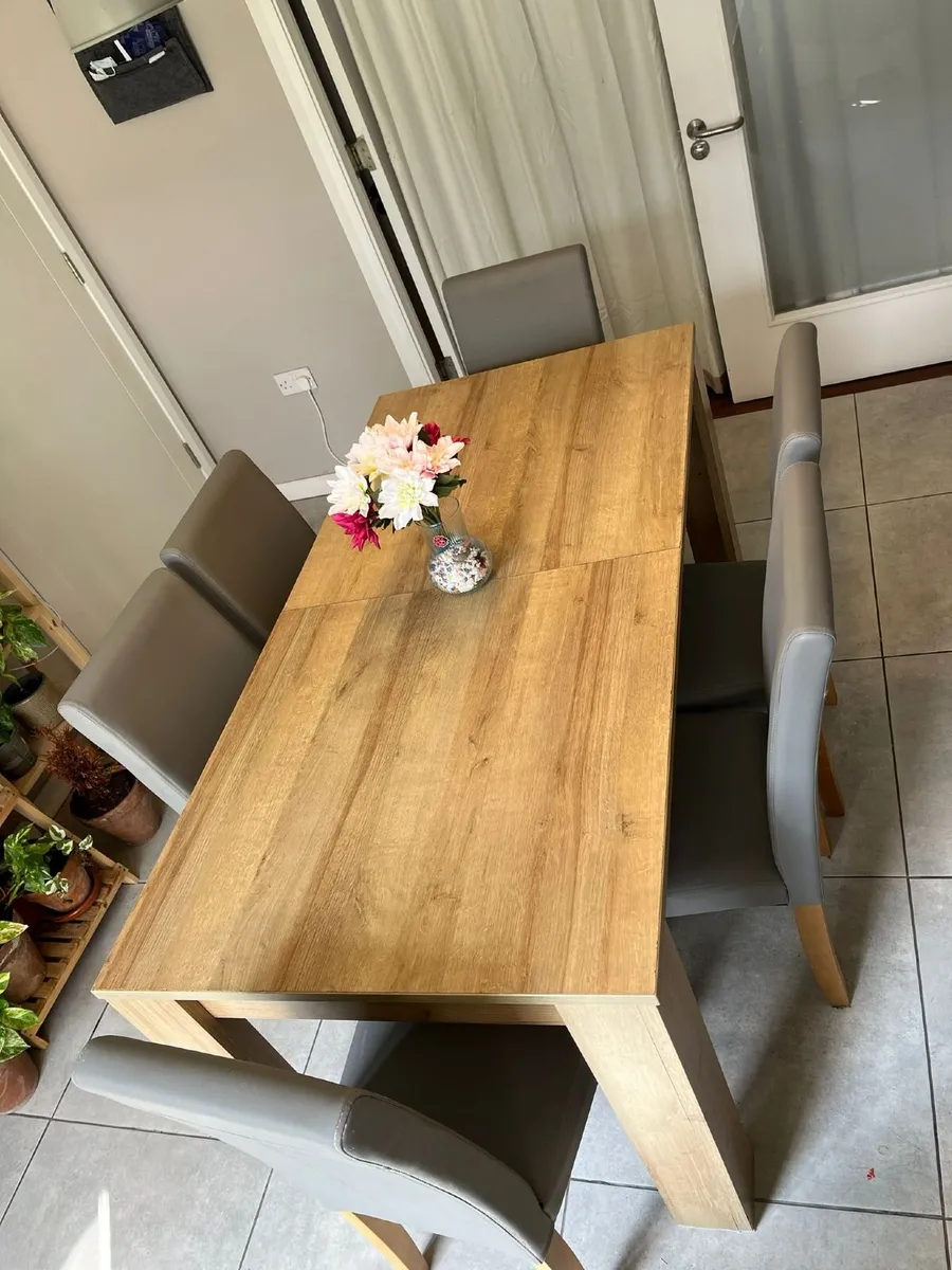 Dining table & 6 Leather chair€100 - Image 3