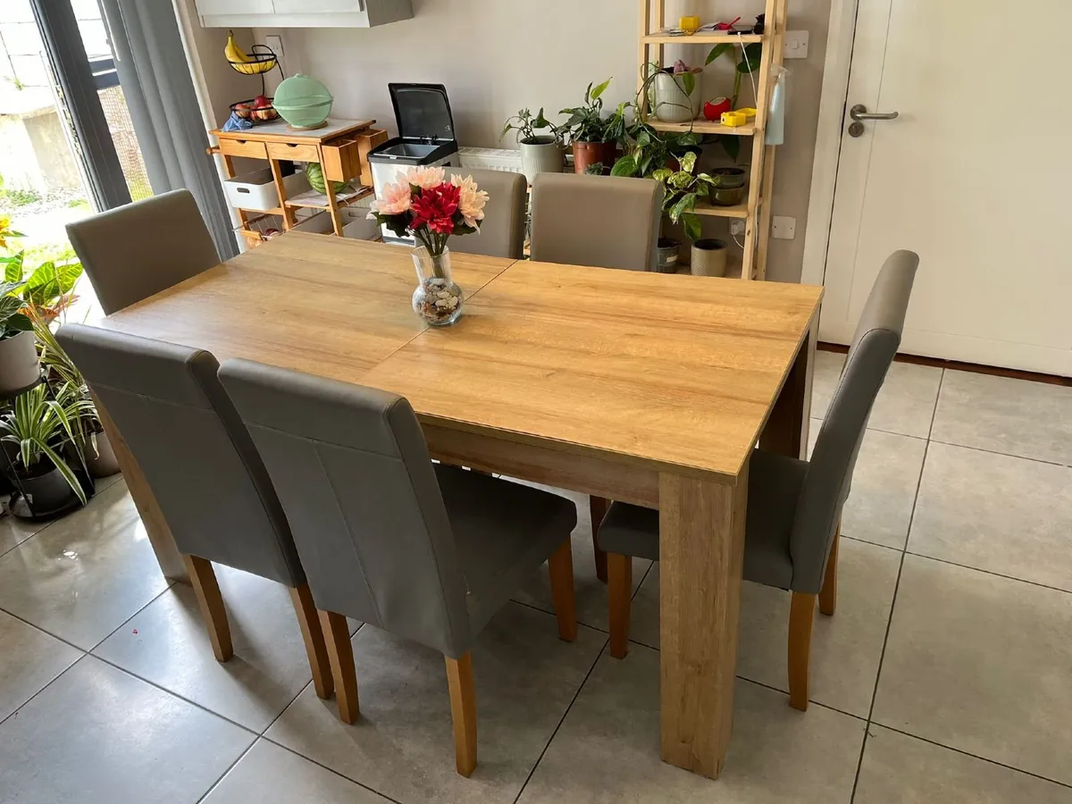 Dining table & 6 Leather chair€100 - Image 4