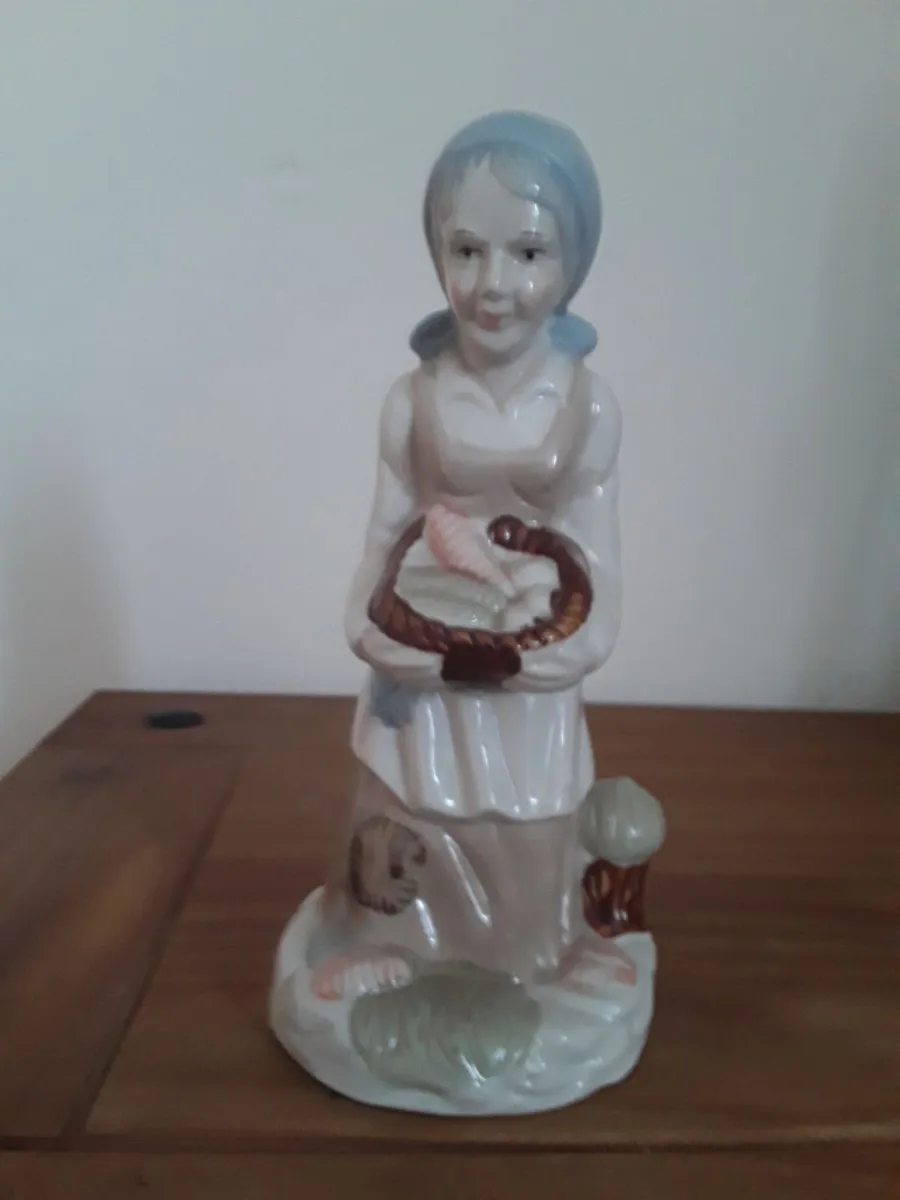 Porcelain figure perfect condition - Image 1