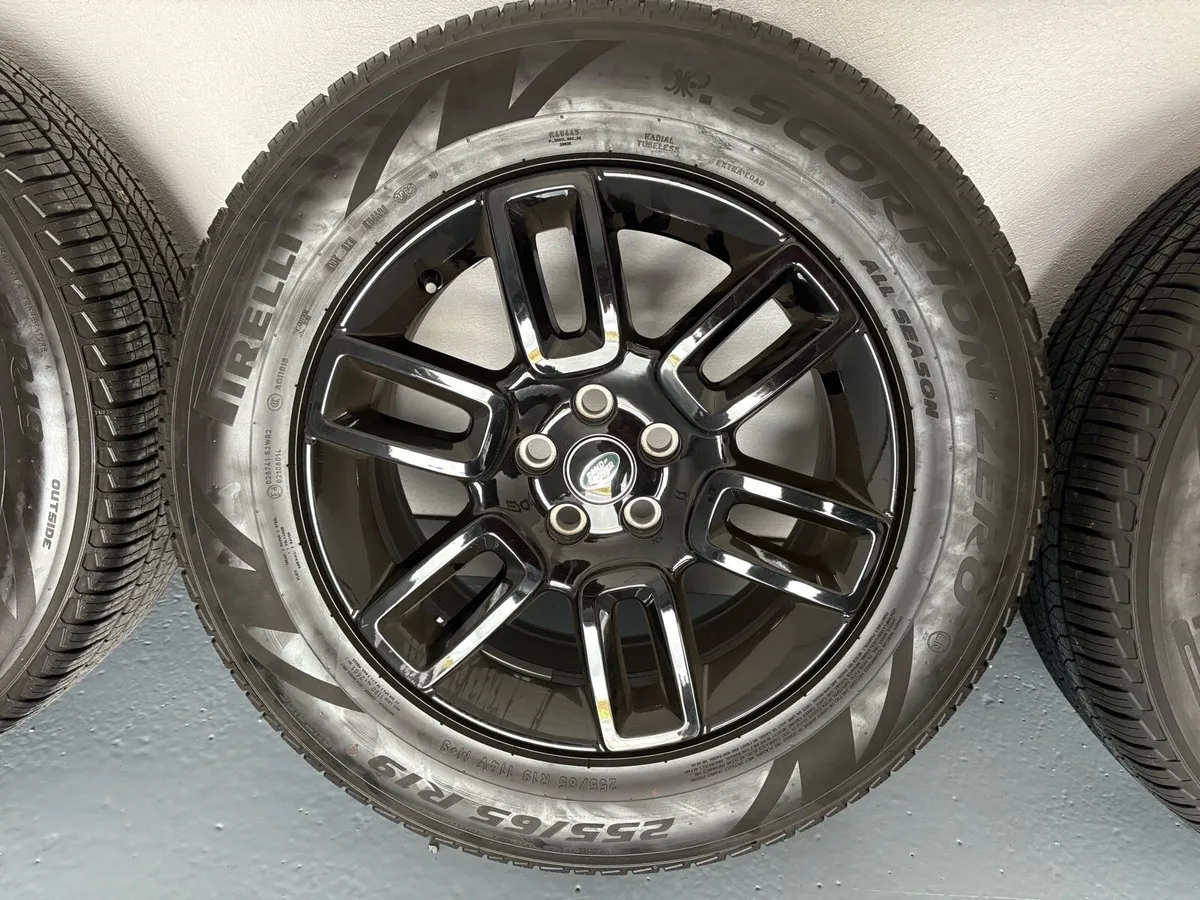 Land Rover defender 2025 alloys and tyres - Image 1