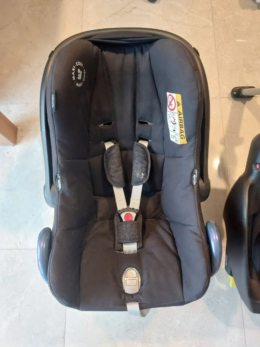 Baby Car seat and 2 isofix bases - Image 1