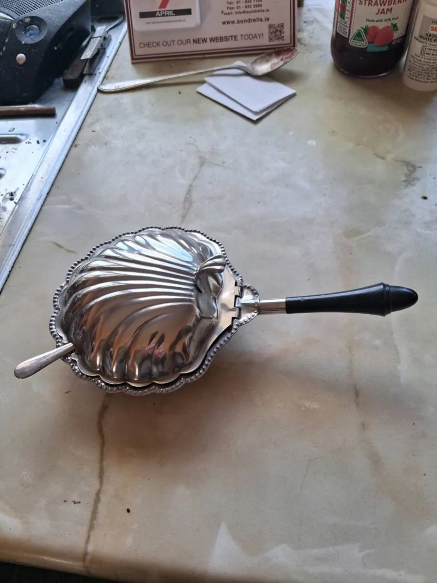 Vintage silver plate shell butter dish - Image 1