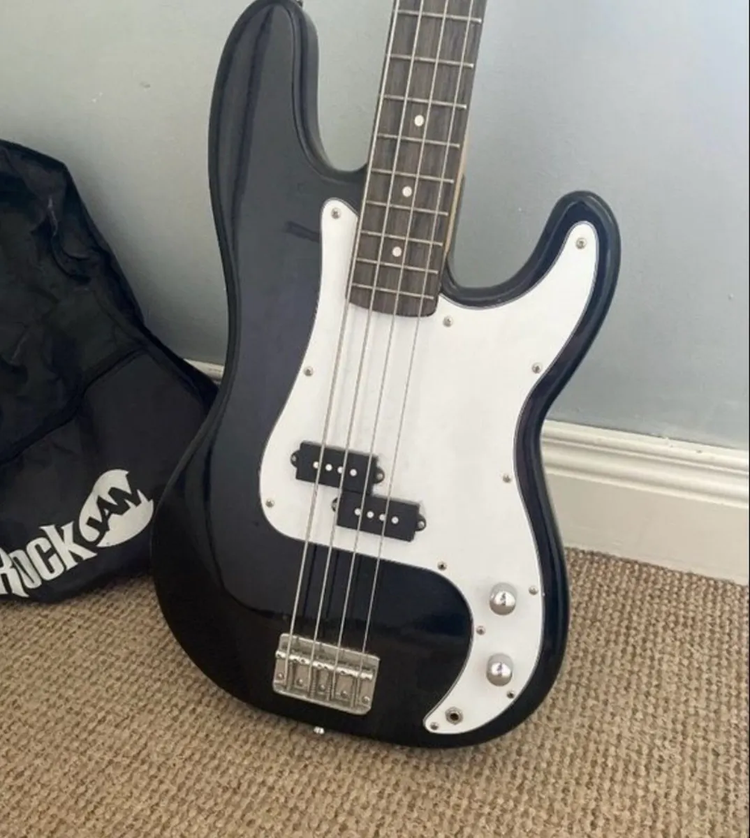 Bass guitar - Image 1