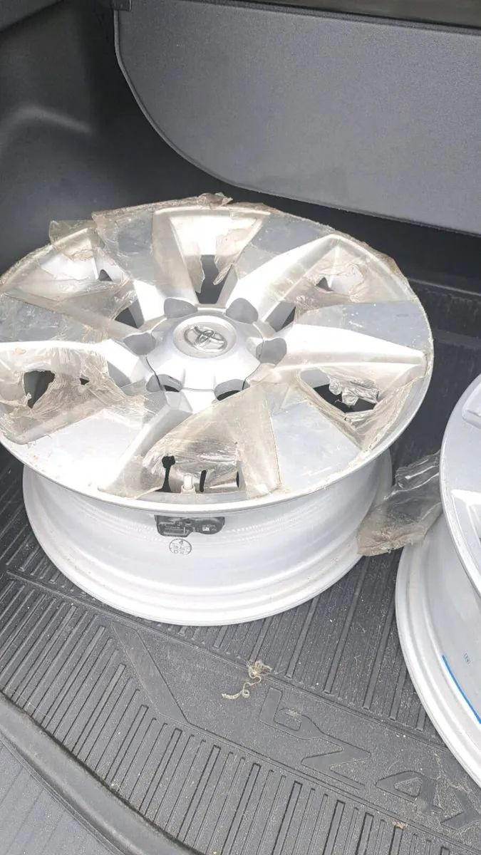 Genuine Toyota Land Cruiser 17” Alloy Rims –Unused - Image 3