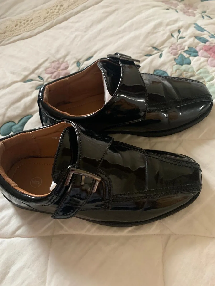 Boys black patent shoes size 13 - Image 1