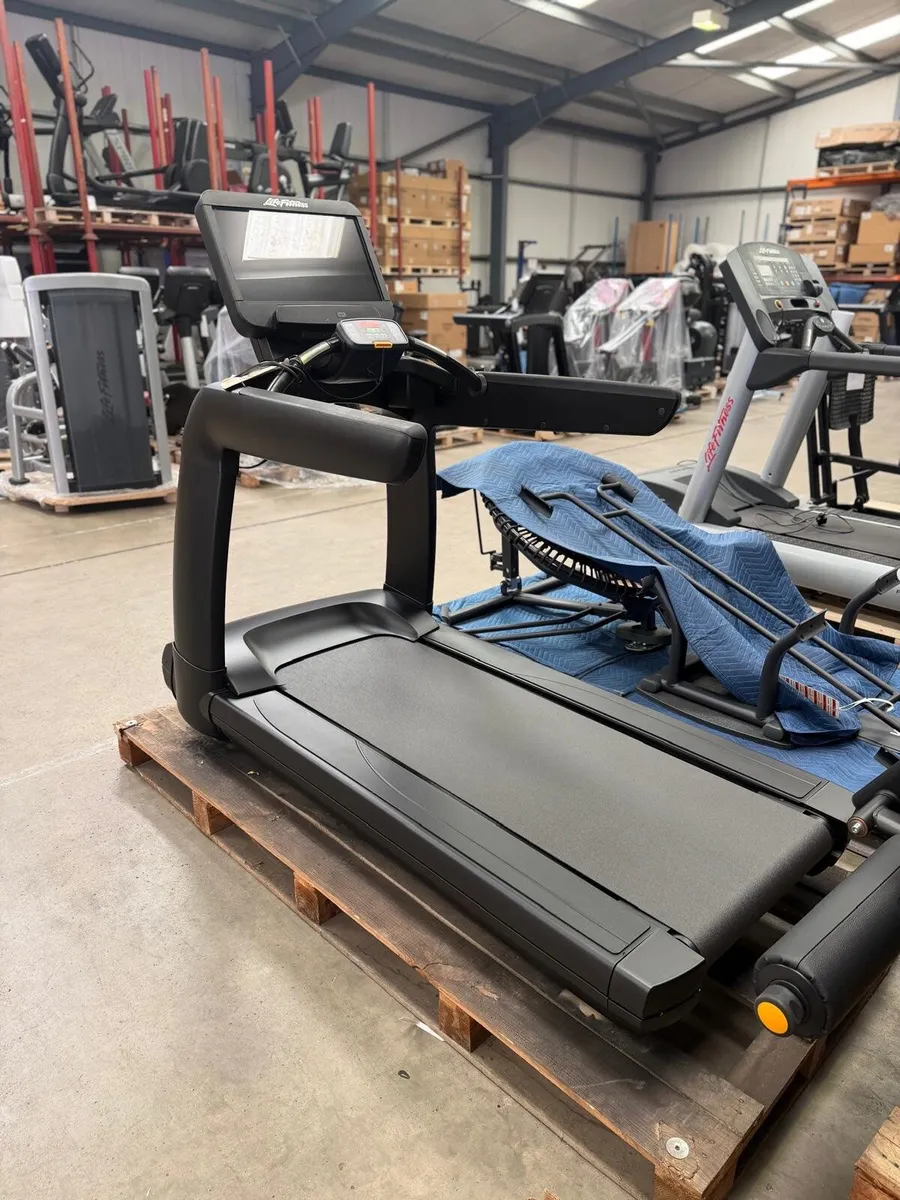 Lifefitness 95T SE3 treadmill Fully Refurbished