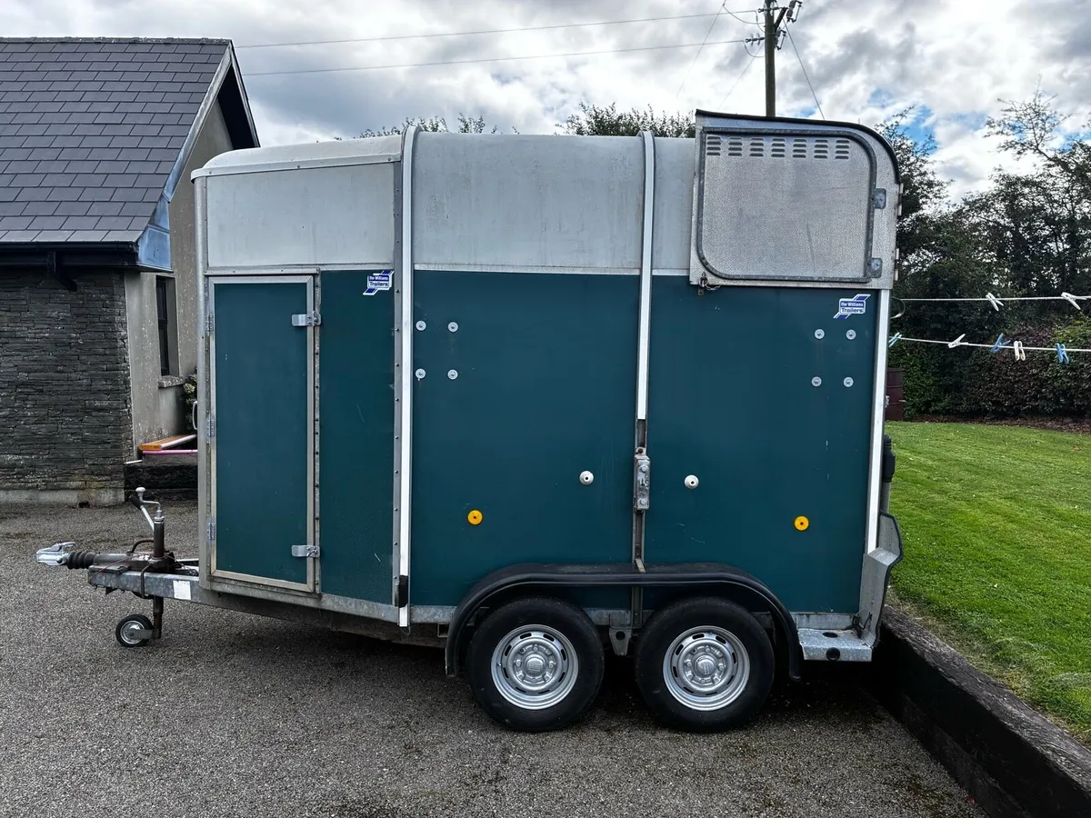Ifor Williams horse box - Image 1
