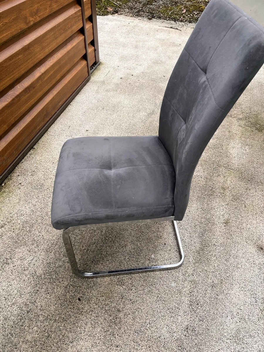Table and chairs - Image 3