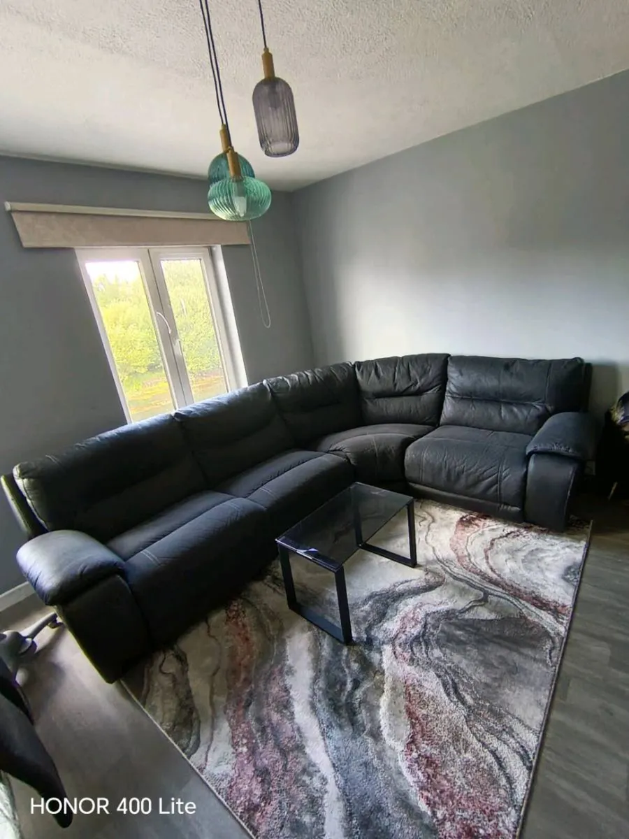 Black couch - Image 2