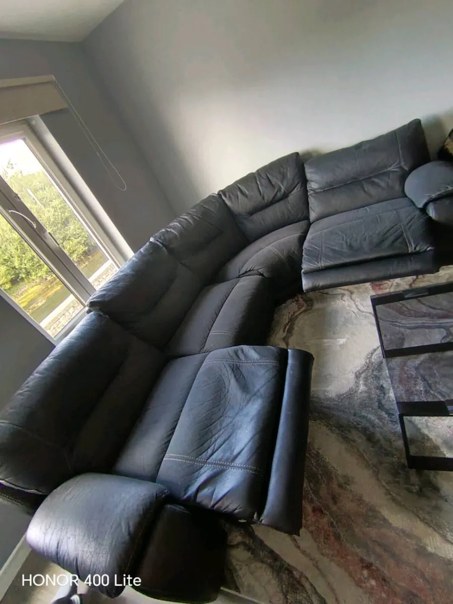 Black couch - Image 3