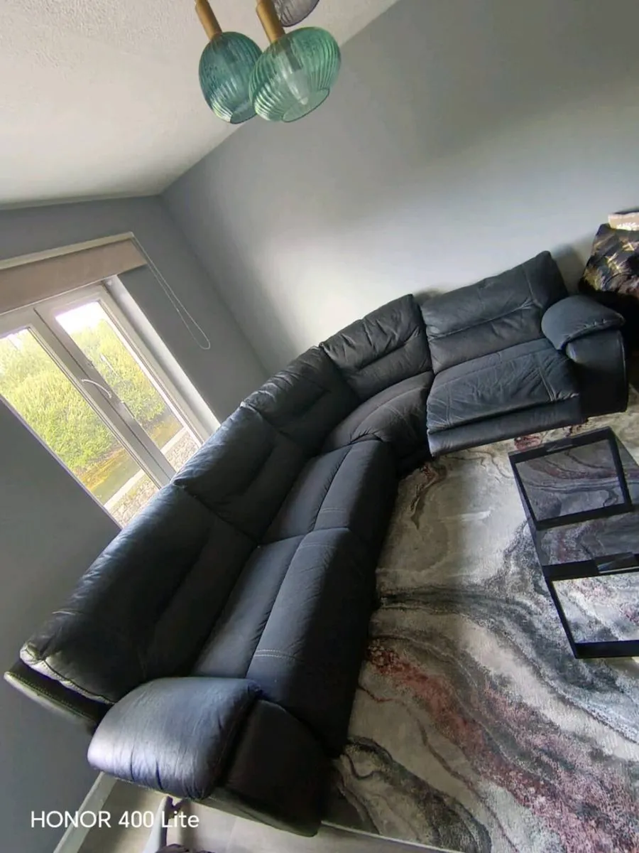 Black couch - Image 4