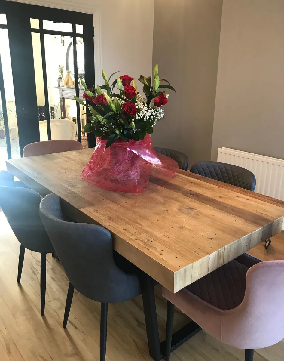 Kitchen table and chairs - Image 1