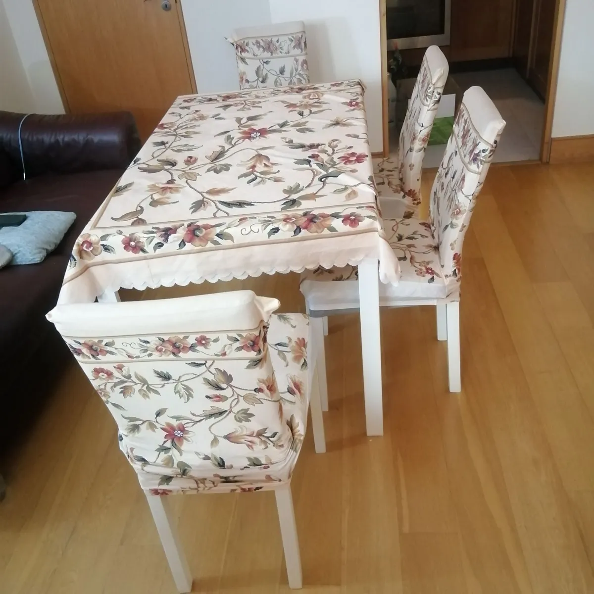 Dining table with chairs - Image 1