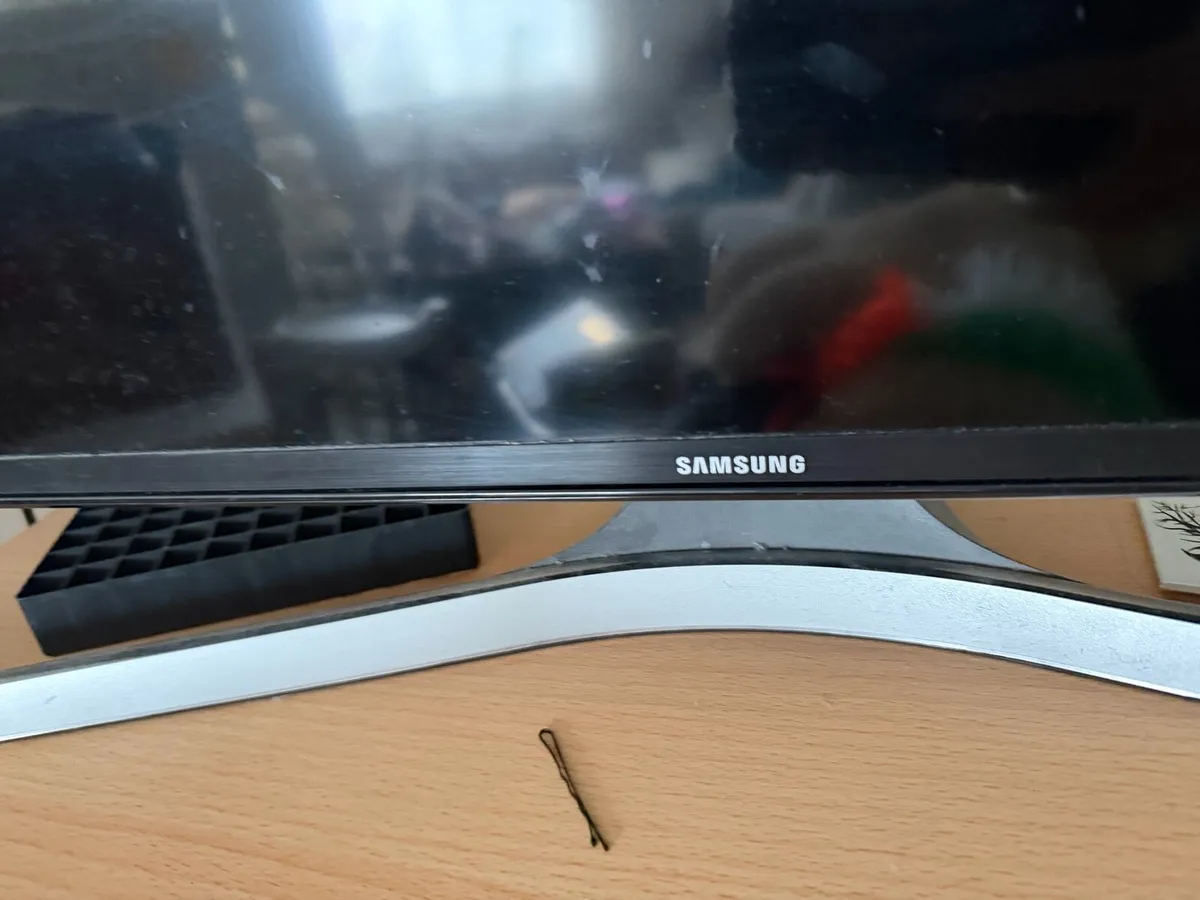 50” Samsung smart tv - Image 2