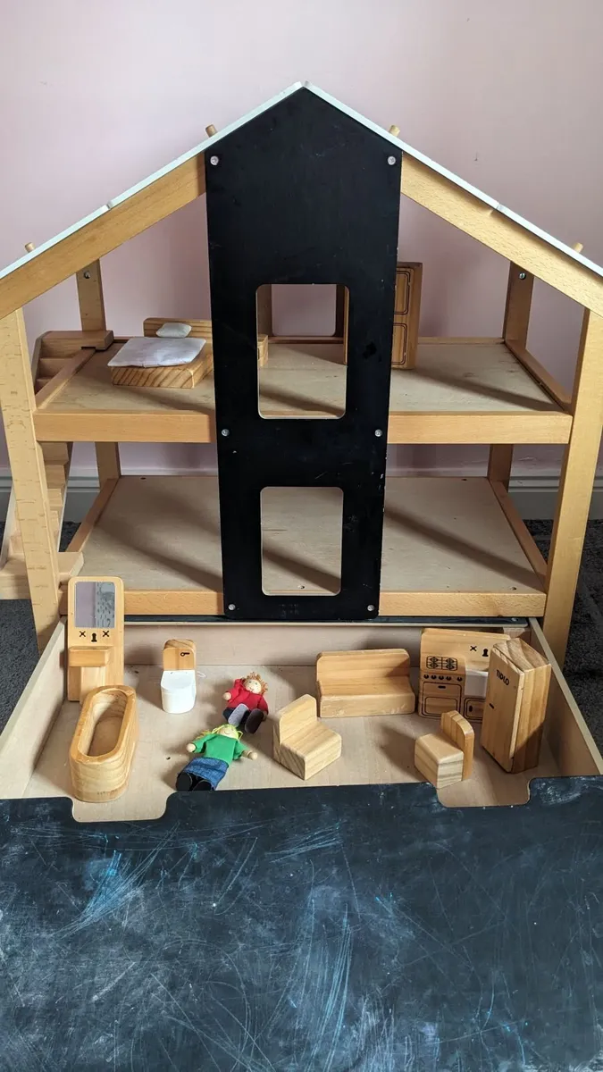 Wooden dollshouse - Image 2