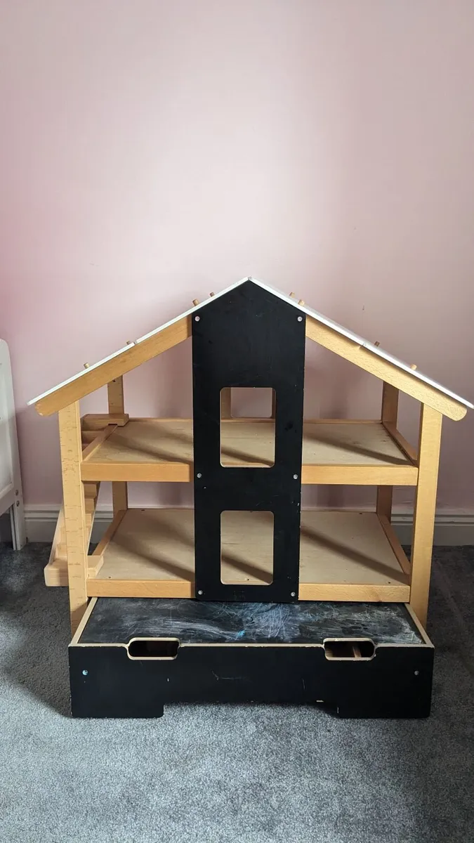 Wooden dollshouse - Image 1