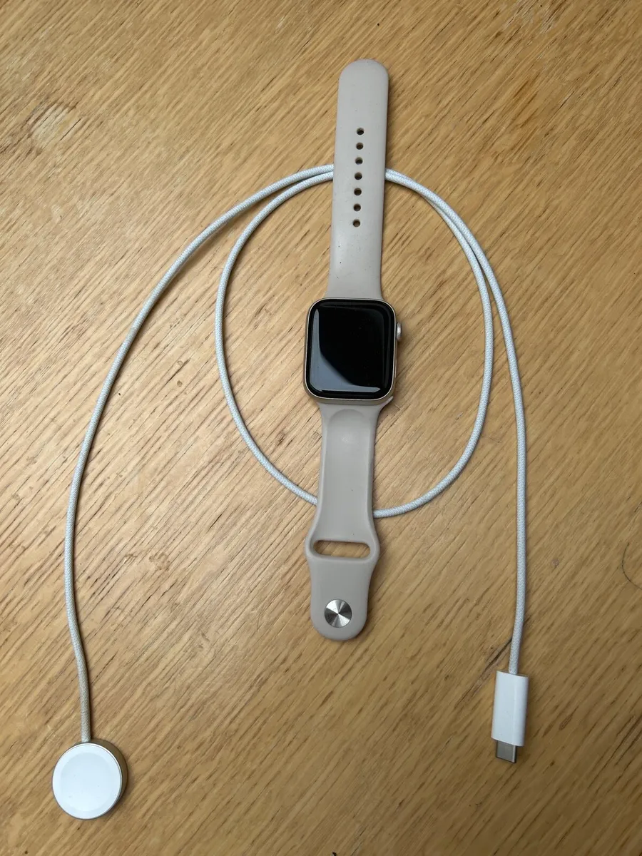 Apple Watch SE 2020 - Image 1