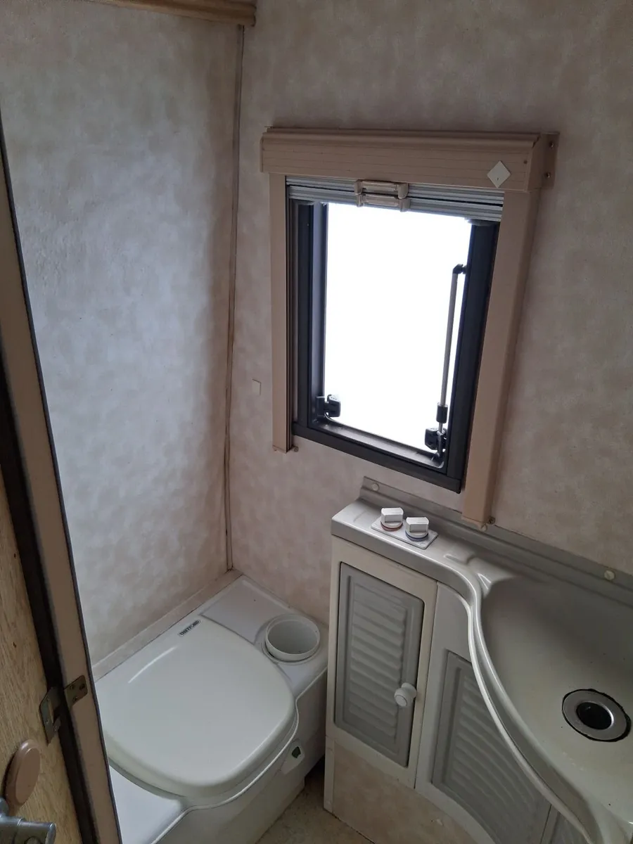 Vintage Camper - Image 4