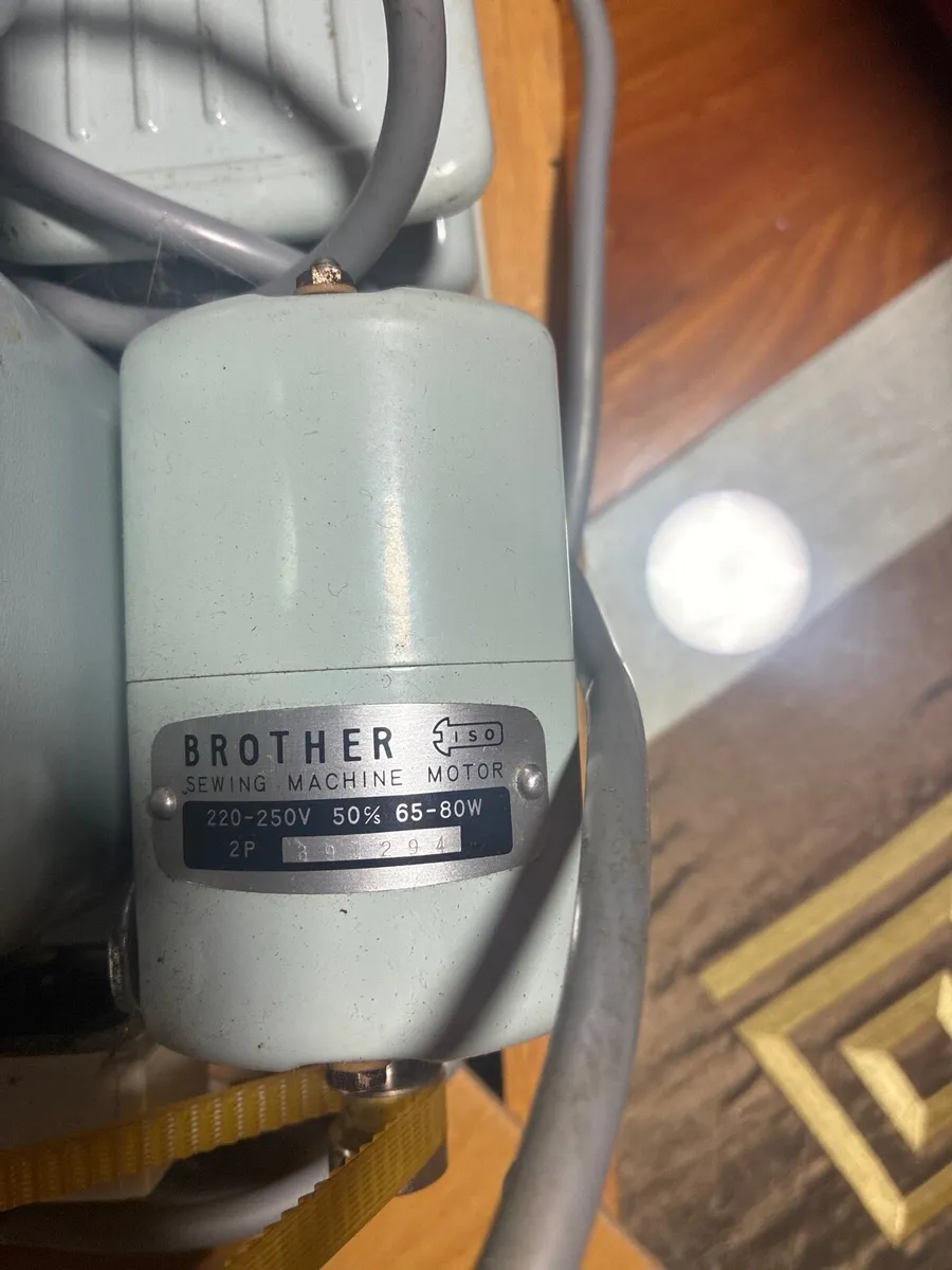 Brother vintage sewing machine - Image 3