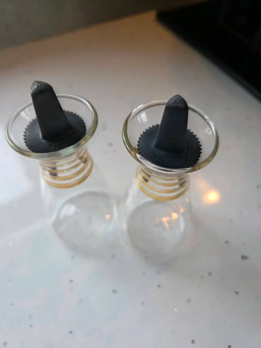 Vintage pyrex glass dispenser - Image 1
