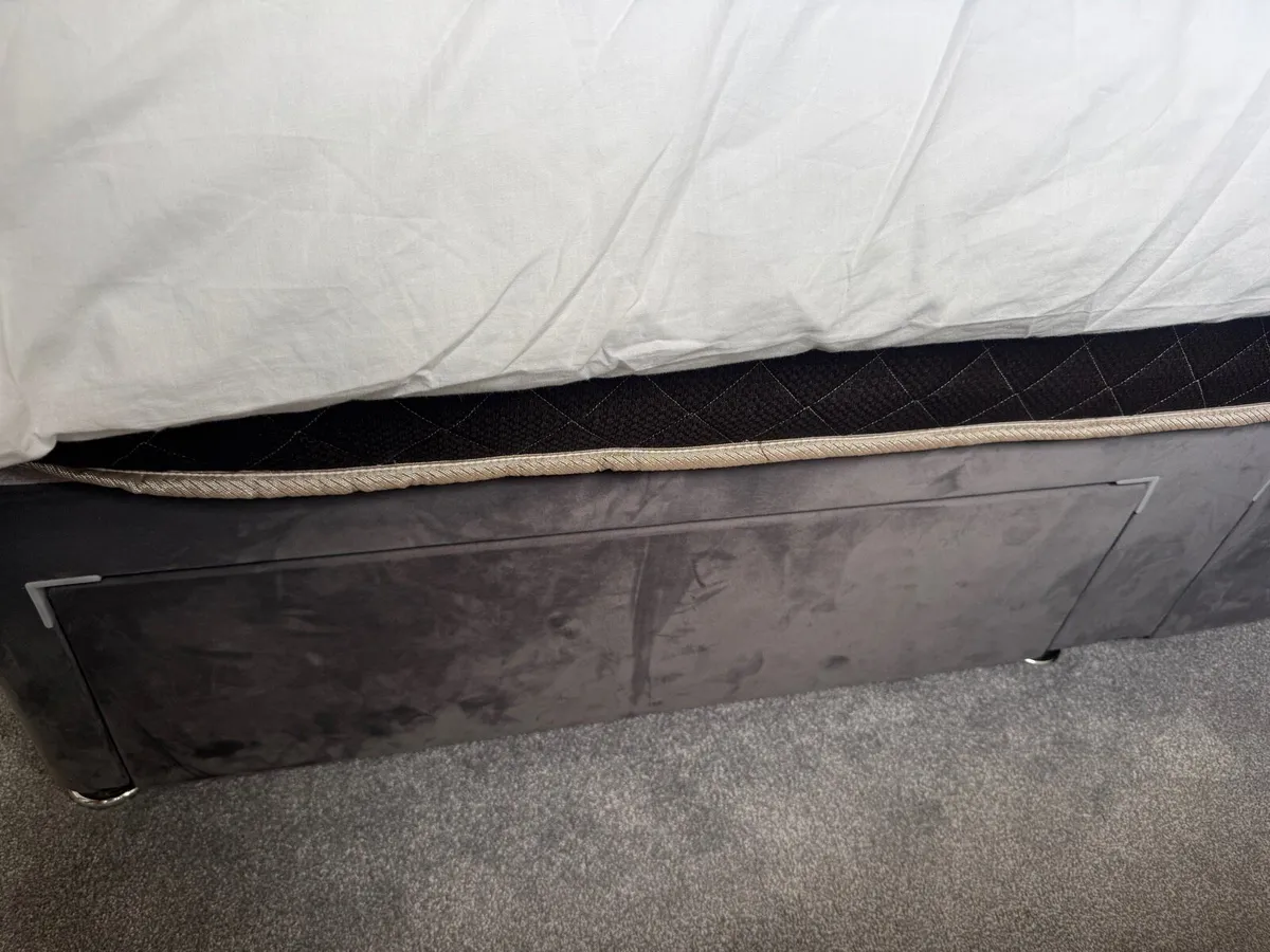 Two single beds - Image 4