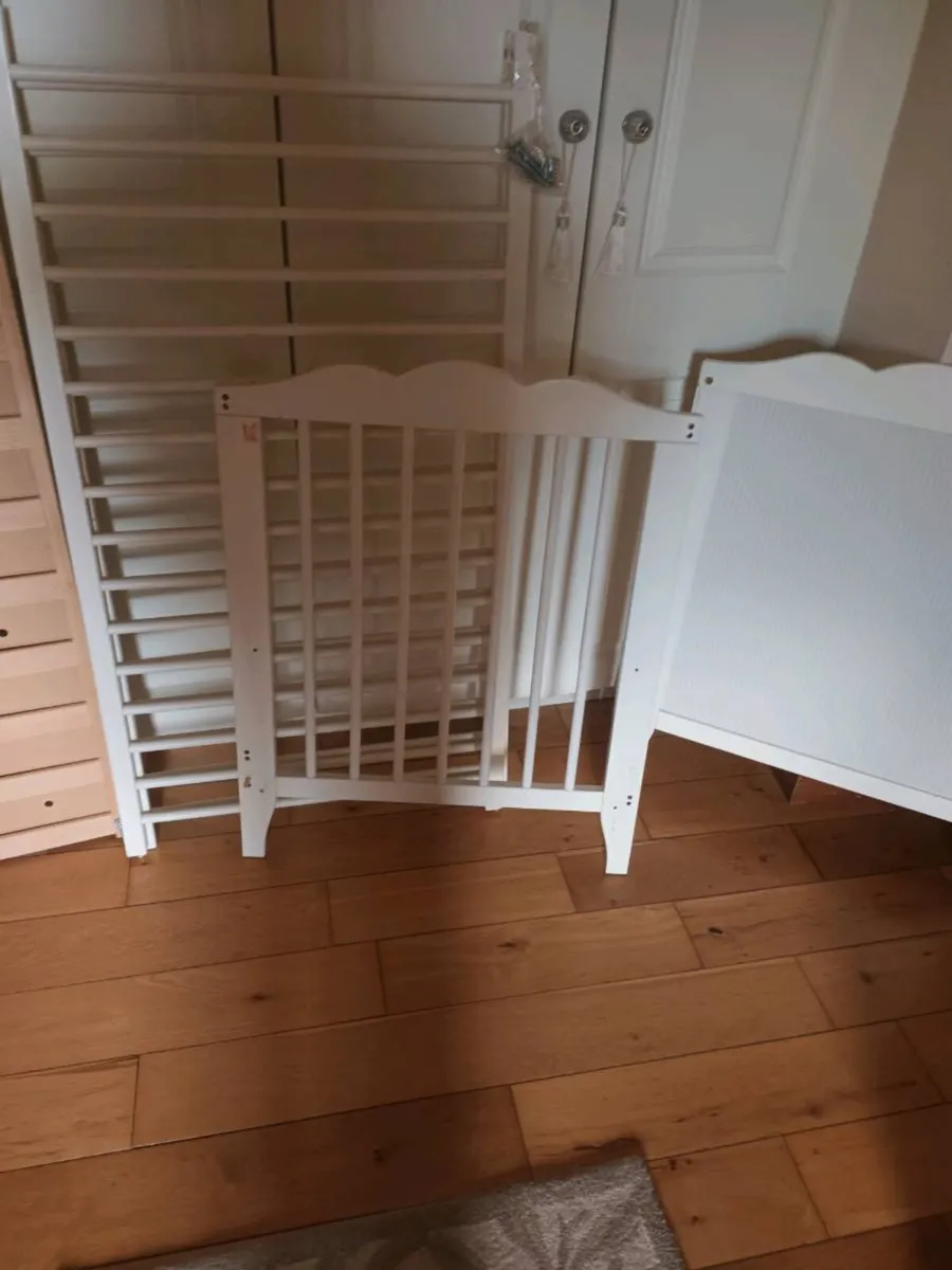 Cot for baby - Image 2