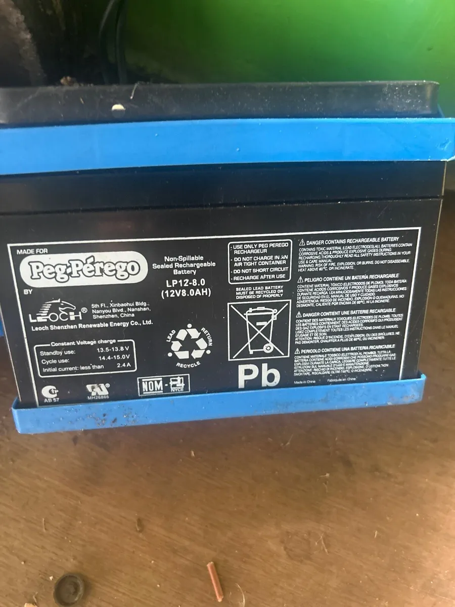Peg-perego Batteries and charger - Image 2