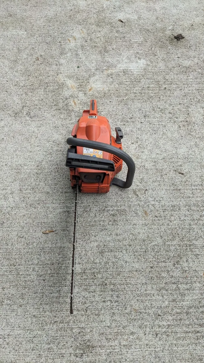 Husqvarna 137 Chainsaw - Image 2