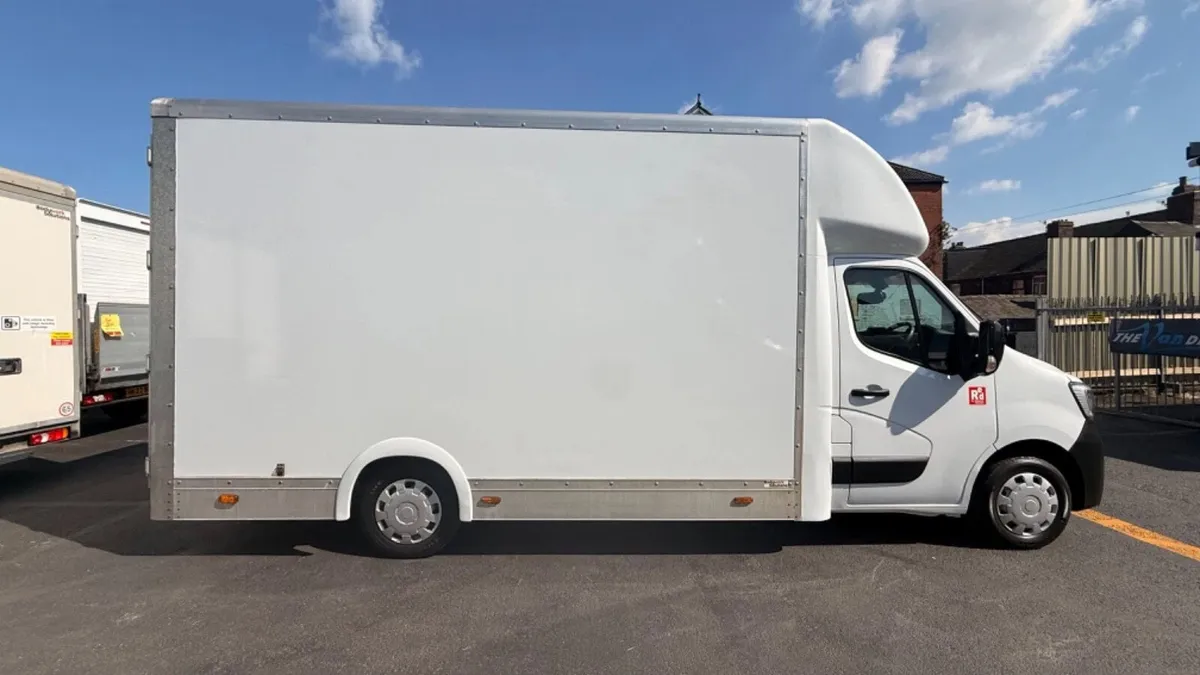 2023 Renault Master Luton Low Loader Van - Image 4