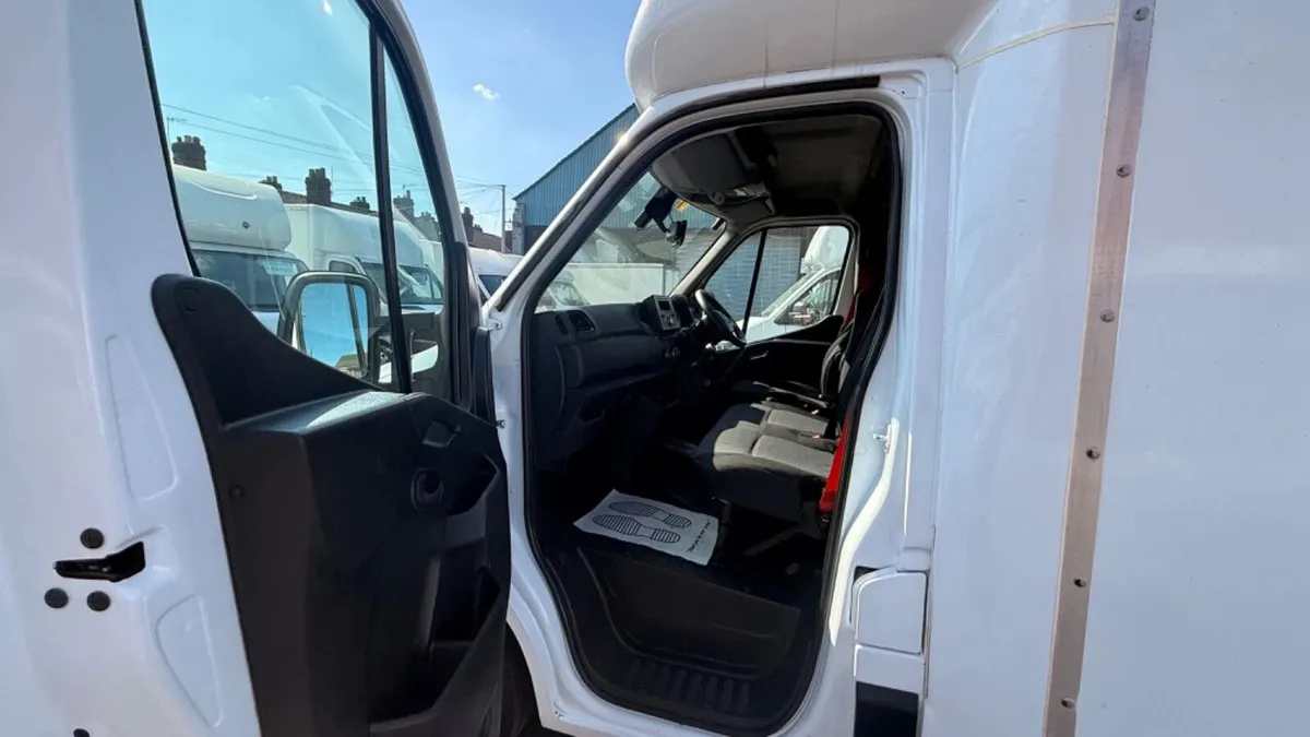 2023 Renault Master Luton Low Loader Van - Image 3