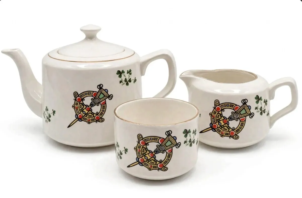 Carrigaline Pottery Set - Image 1