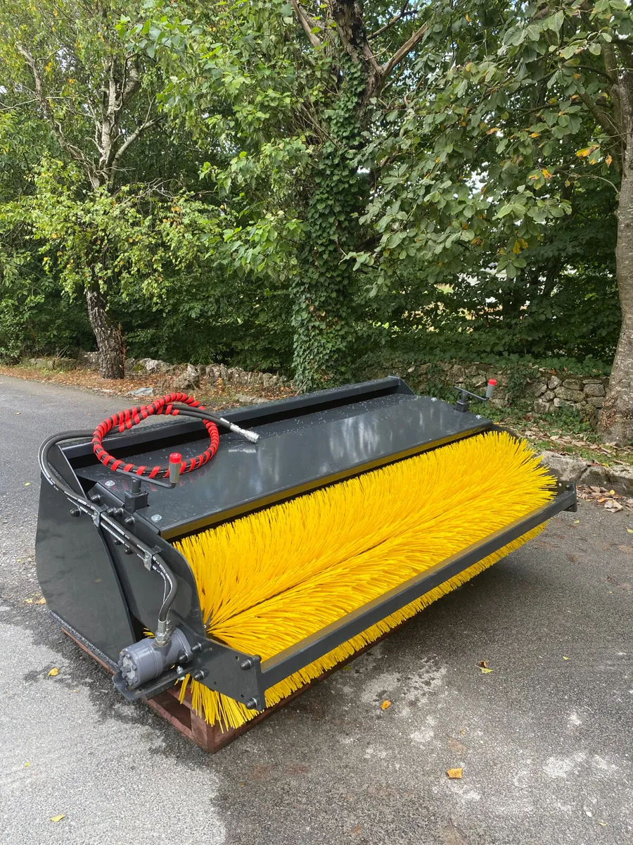 Bucket sweeper brush for mini loader - Image 2