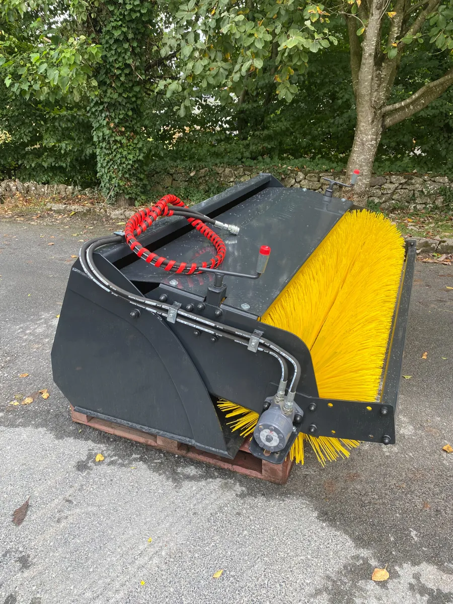 Bucket sweeper brush for mini loader - Image 3