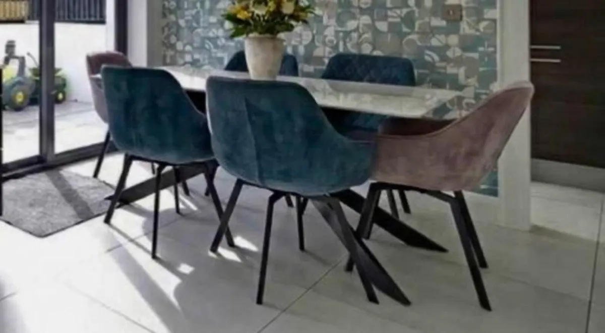 Dining table and 6 chairs - Image 1