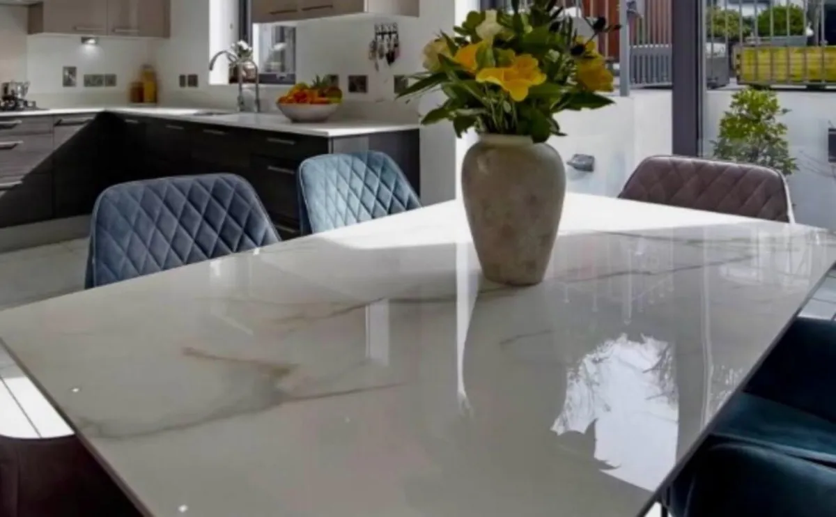 Dining table and 6 chairs - Image 2