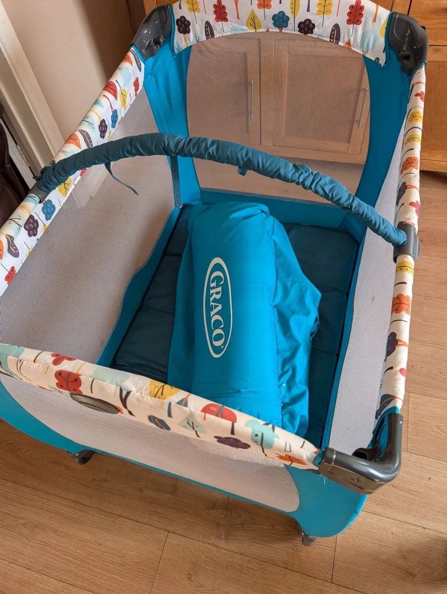 Graco Playpen with Mattress and Bassinet - Image 4
