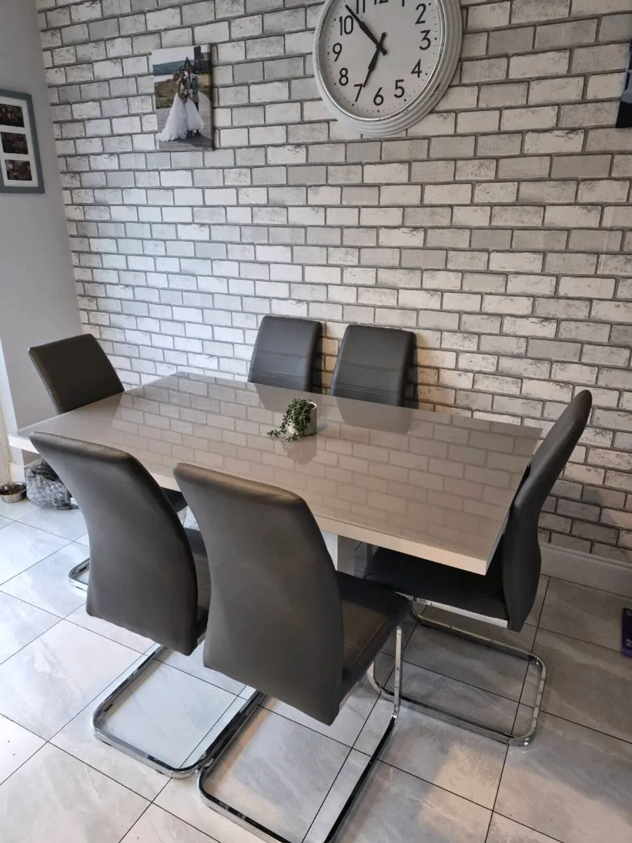 Table and chairs - Image 1