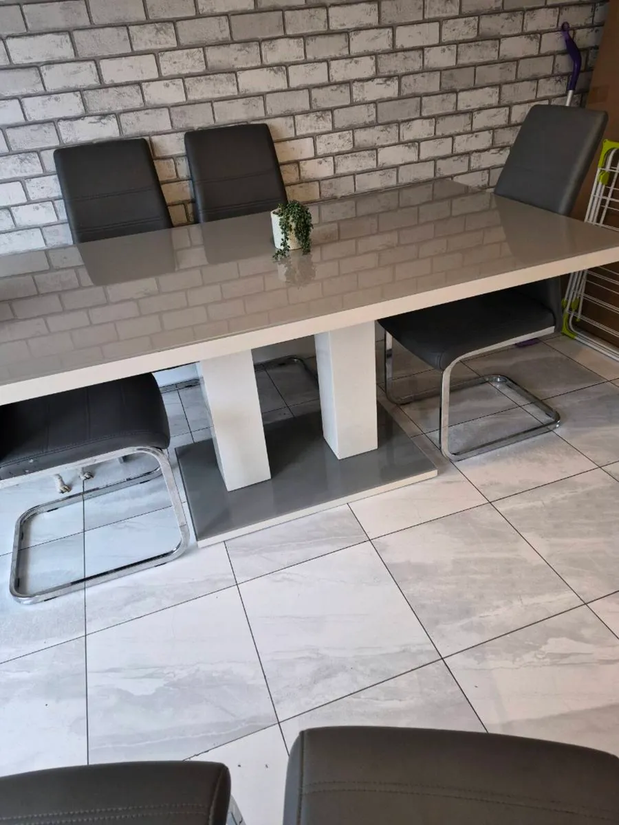 Table and chairs - Image 2