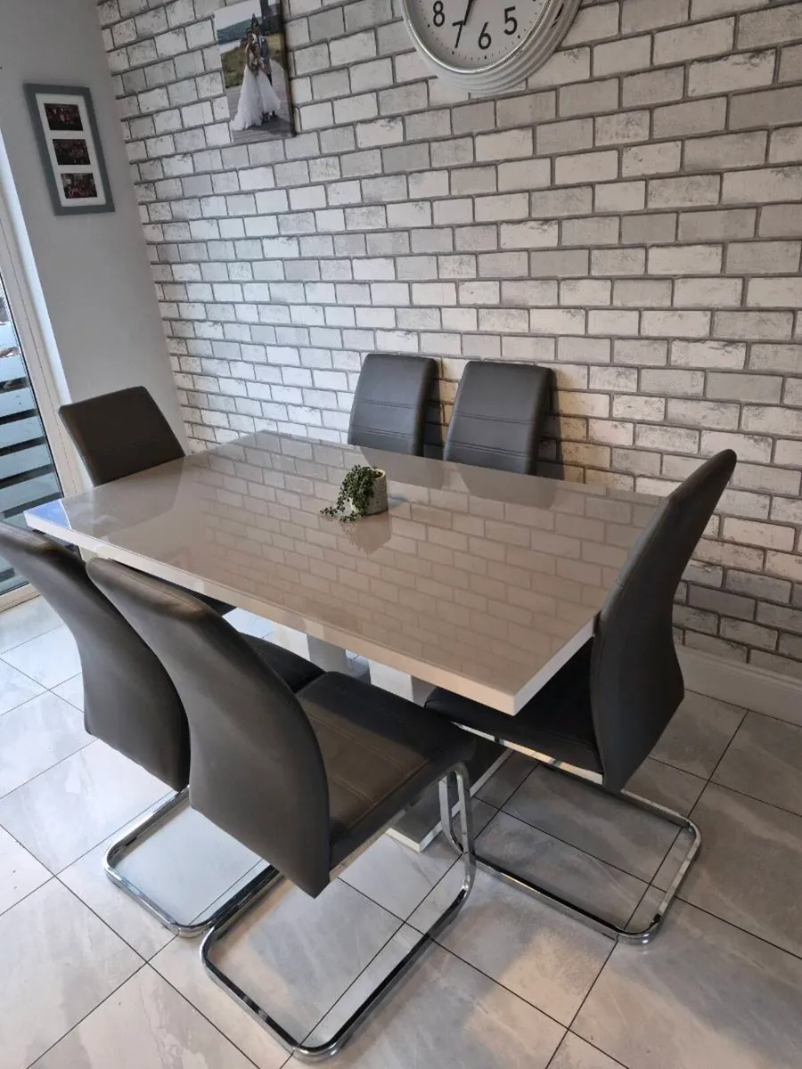 Table and chairs - Image 3