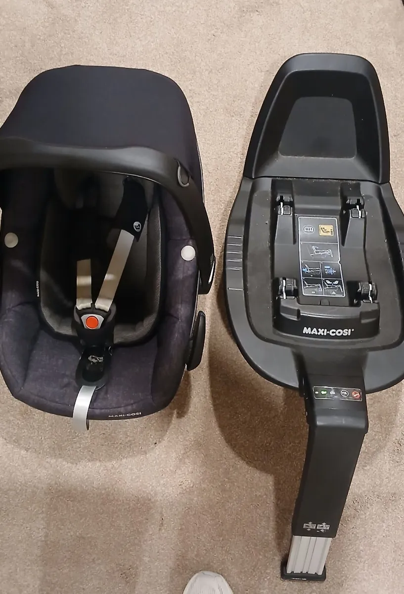Maxi Cosi Pebble Pro Car seat & Base - Image 1