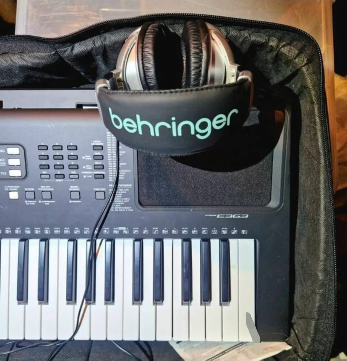 Electronic keyboard - Image 2