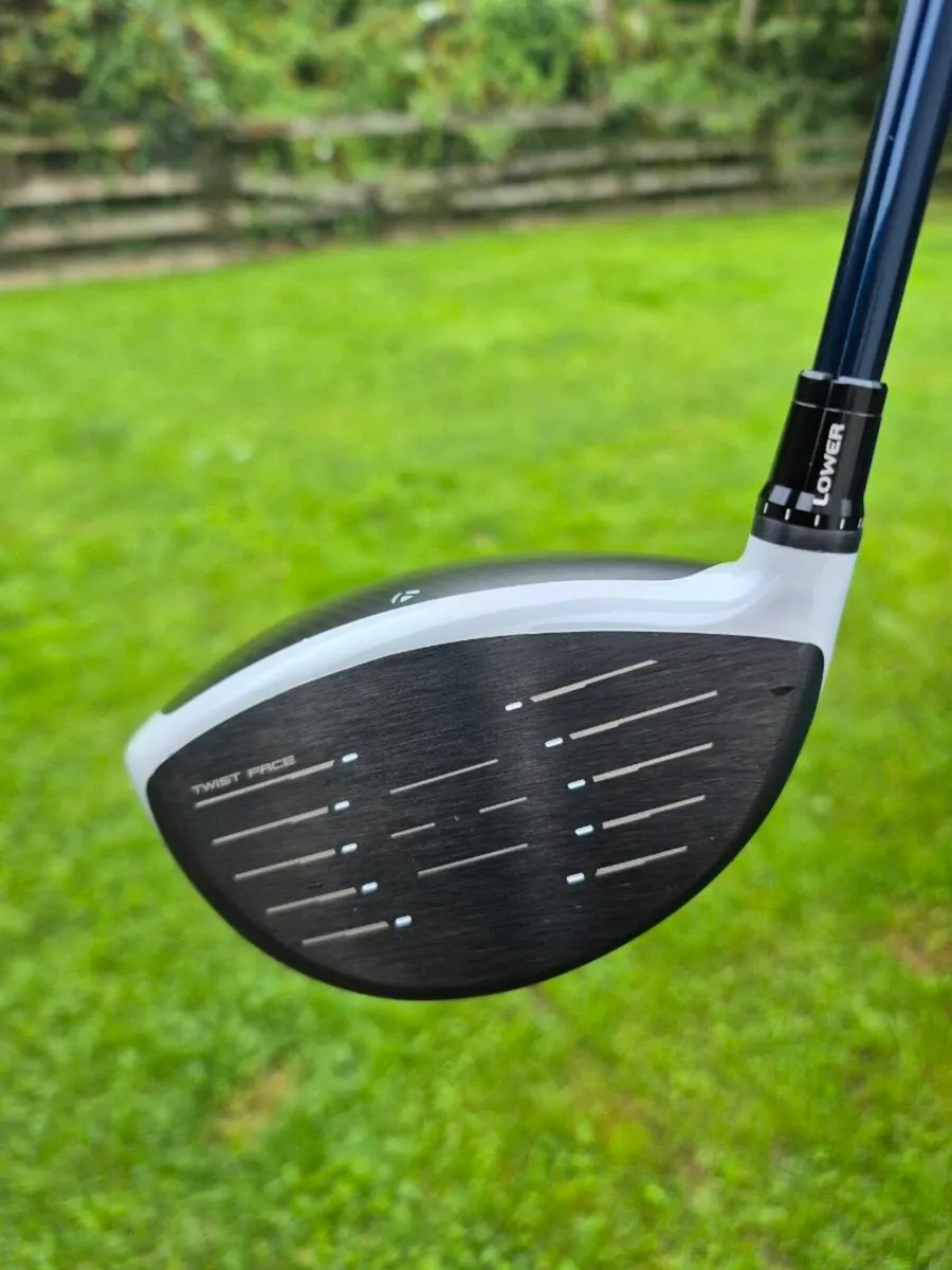 AS NEW TAYLORMADE SIM2 MAX DRIVER 10.5 STIFF - Image 2