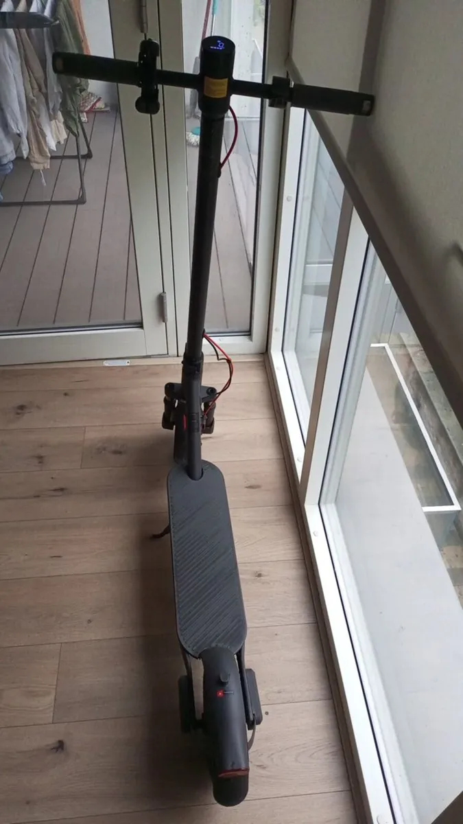 Xiaomi Elite Scooter with Charger - Image 2