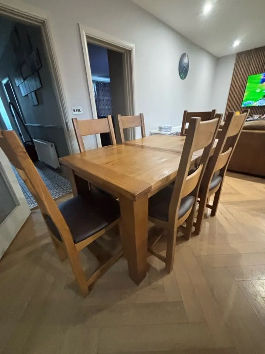 Extendable Solid Oak Dining Table & 6 leather dining chairs - Image 4