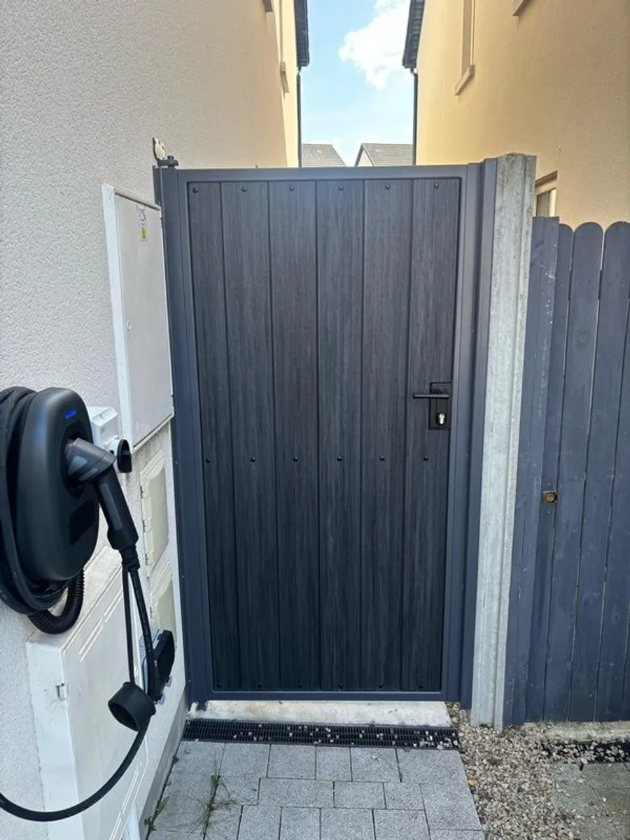 Side Gate - Image 1