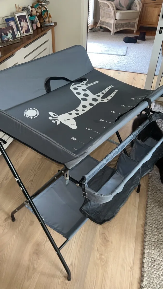 Baby pram and unit - Image 1