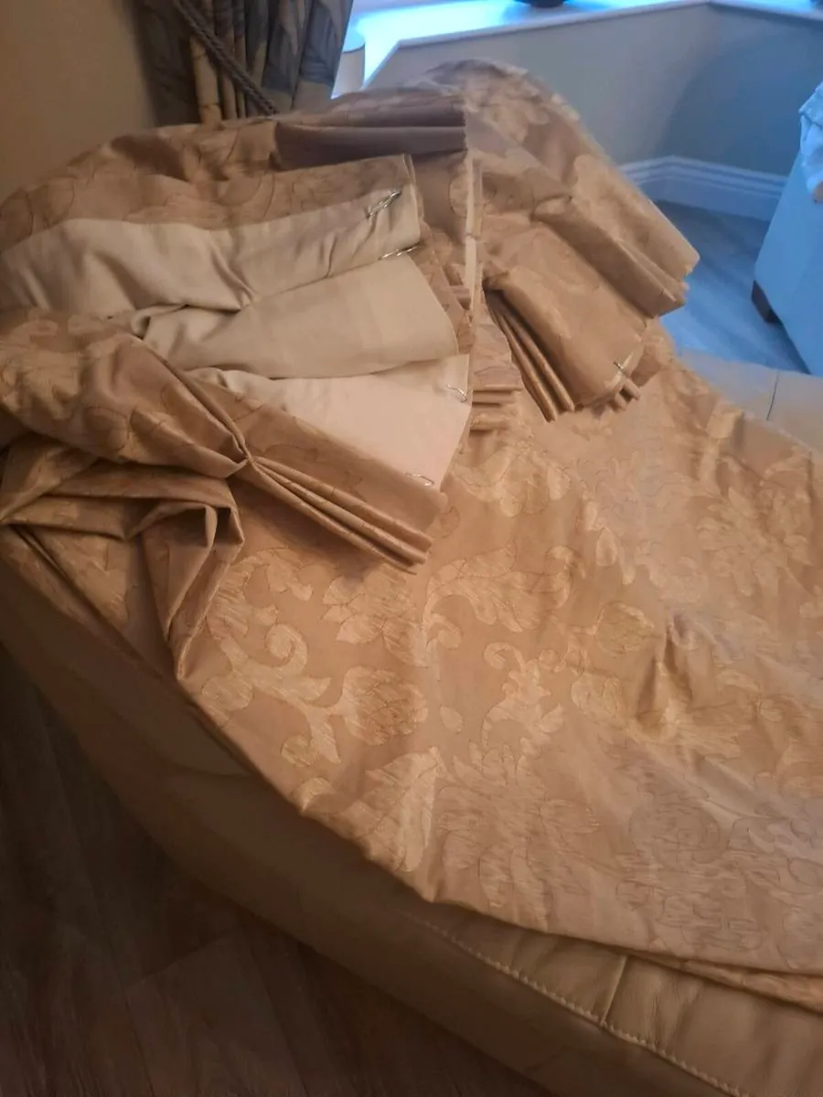 Curtains - Image 2